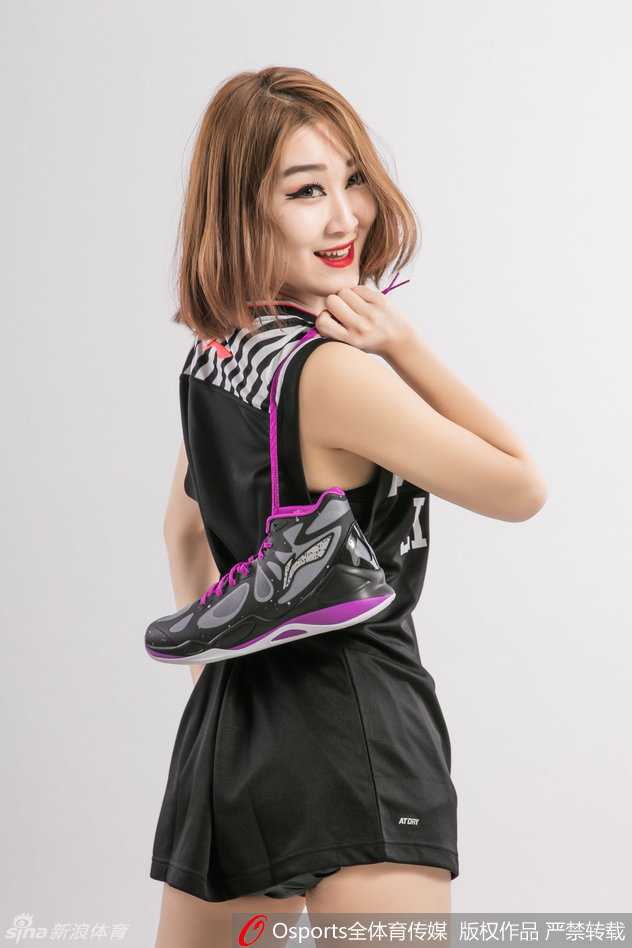 辽篮主场啦啦队青春风暴助力总决赛第二战 表演高潮瞬间,数位啦啦队员高高跃起,裙摆飞扬,手中的花球在空中划出优美的弧线,她们脸上洋溢的自信笑容仿佛能穿透屏幕感染每一个人。