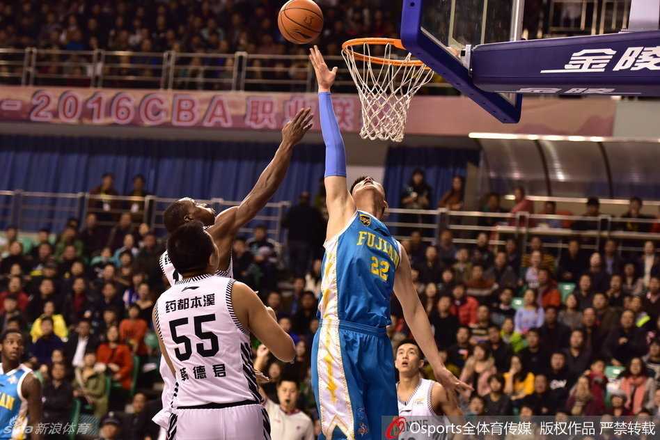 辽篮主场惜败福建:郭艾伦与王哲林的内线肉搏引爆全场激情 王哲林背身顶防后强势攻篮,面对两人包夹依然果断出手,肌肉碰撞声仿佛穿透画面