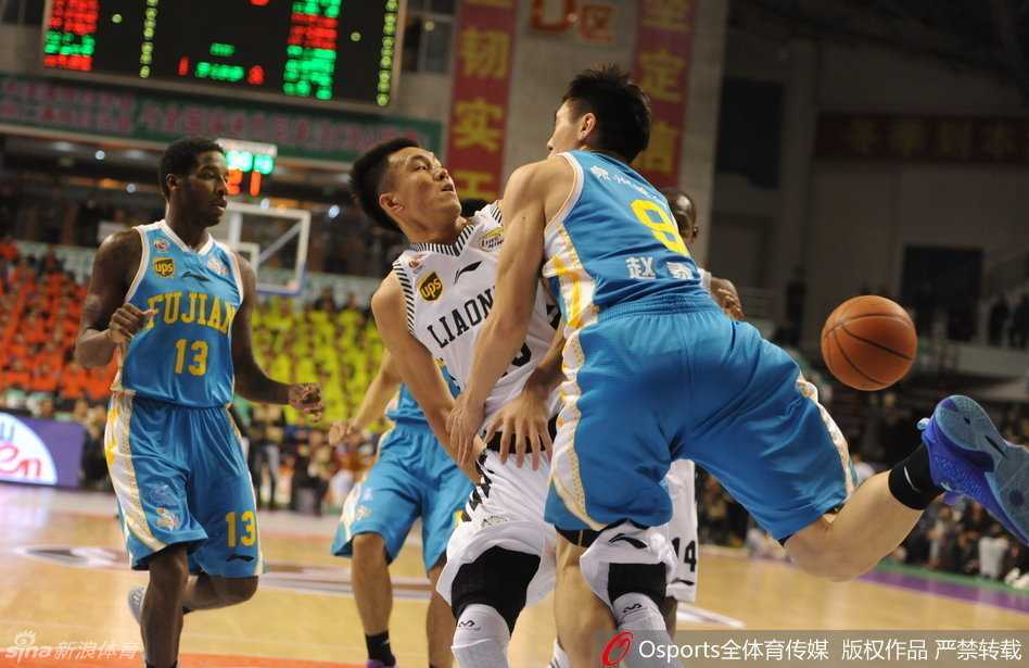 辽篮主场惜败福建:郭艾伦与王哲林的内线肉搏引爆全场激情 郭艾伦飞身跃起与王哲林争抢篮板,两人身体扭曲失去平衡,双双倒地瞬间尘土飞扬