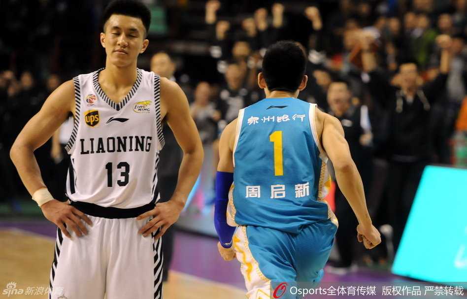 辽篮主场惜败福建:郭艾伦与王哲林的内线肉搏引爆全场激情 郭艾伦在贴身防守下艰难突破,眼神中写满无奈与不甘,身体对抗已达到极限