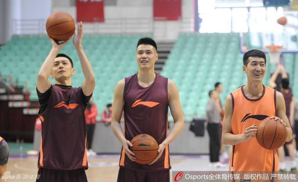 辽篮二零一六:那些疼痛、坚守与希望的交织瞬间 贺天举无视伤病阴影,在训练中专注地投篮,曾经的“鹈鹕名宿”渴望找回火热手感。