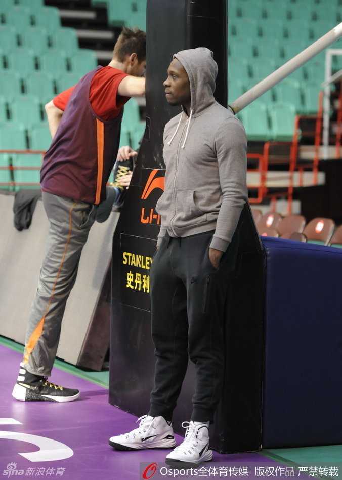 辽篮二零一六:那些疼痛、坚守与希望的交织瞬间 外援哈德森因脚踝扭伤,只能无奈地坐在场下,眼神中满是对战局的关切与一丝不甘。