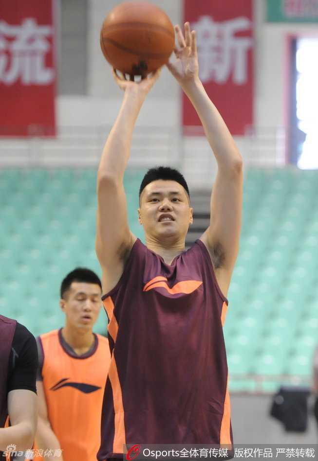 辽篮二零一六:那些疼痛、坚守与希望的交织瞬间 队长杨鸣在训练中露出标志性笑容,向场边的队友和工作人员热情打招呼,传递着温暖与力量。