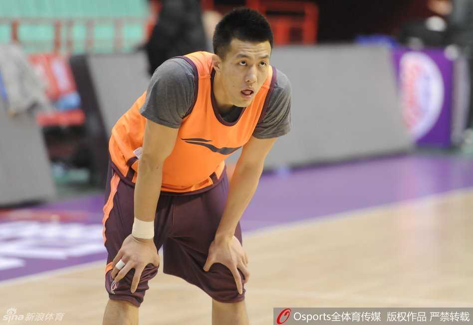 辽篮二零一六:那些疼痛、坚守与希望的交织瞬间 郭艾伦轻揉着酸胀的小腿,面容难掩疲惫,连续征战的劳累仿佛都写在了他的脸上。