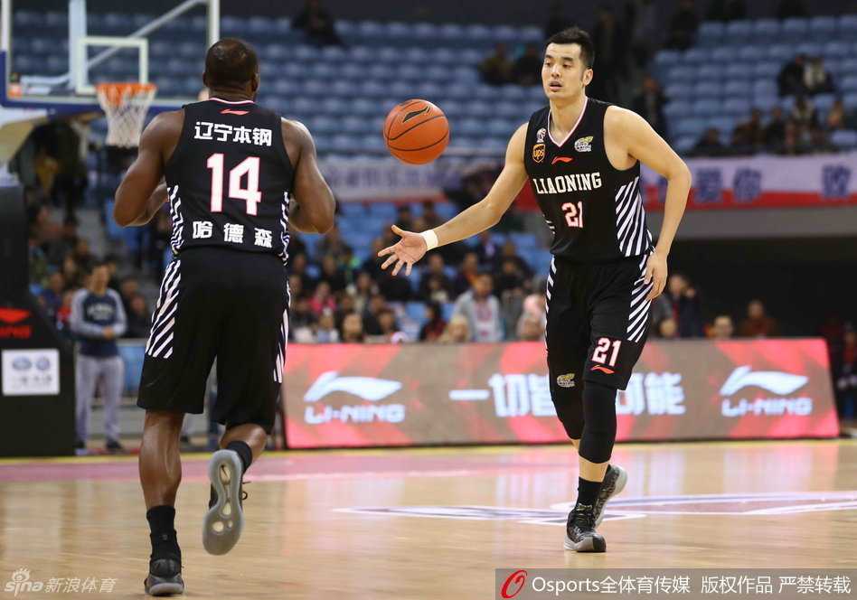 哈德兰多夫运球晃开防守，脚步灵活变幻，强行杀入内线上篮得手