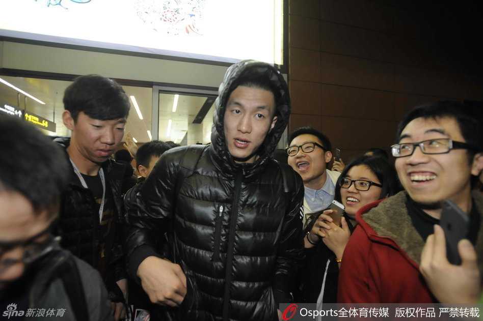 辽篮核心后卫郭艾伦被人群团团围住，人气爆棚。尽管面露疲态，但他依然耐心地满足着球迷的签名需求，身旁是队友们善意的笑容和球迷们兴奋地高举手机记录这珍贵一刻。