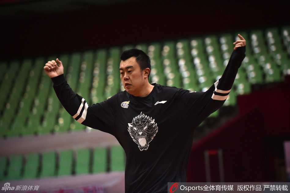 大外援兰多夫在低位进行背身单打训练，扎实的脚步和柔和的手感，彰显昔日