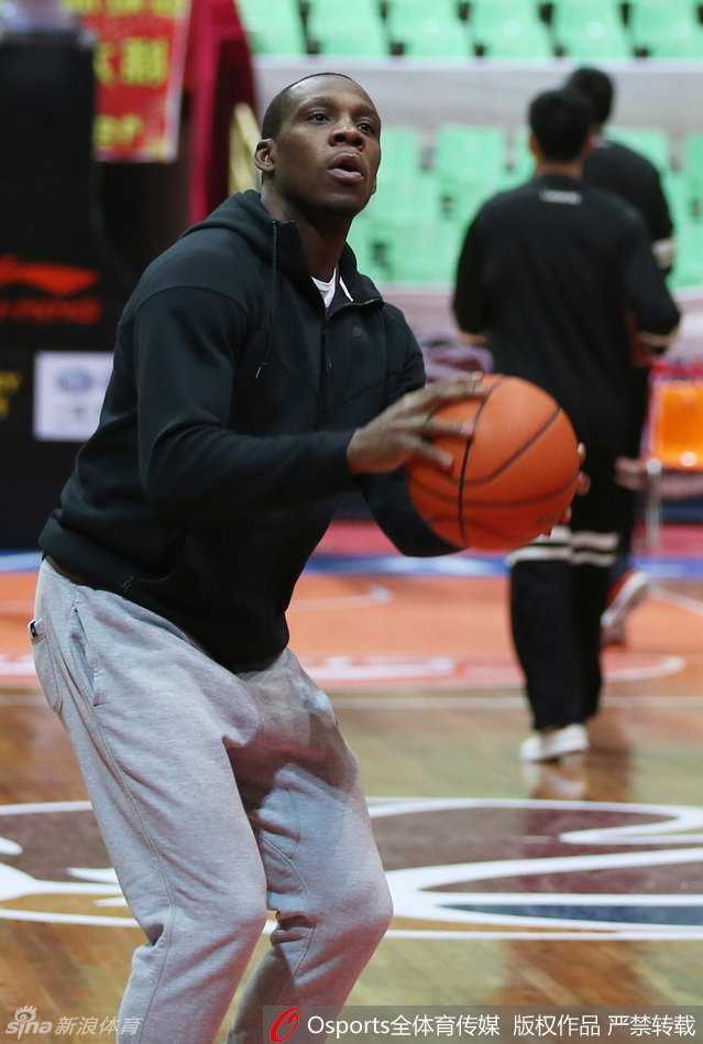 射手贺天举在三分线外张手命中，投篮动作标准如教科书，他的火热手感是辽篮拉开空间的关键。