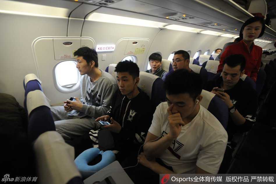 辽宁男篮众将低调抵达沈阳，队伍中没有人交谈，只有行李箱滚轮摩擦地面的声音，全队上下都沉浸在总决赛失利的巨大遗憾之中，空气中弥漫着压抑的气氛。