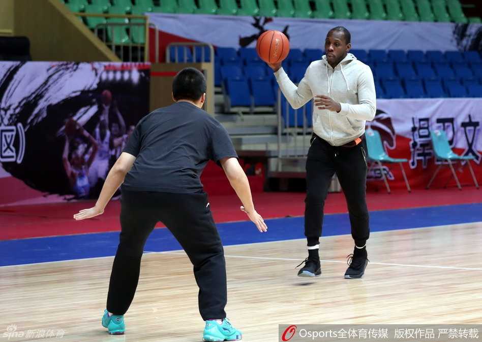 辽篮众将赛前放松,哈德森苦寻准星成唯一“烦恼” 训练尾声,辽宁队员们集体进行拉伸放松,大家动作整齐划一,通过科学的整理运动来舒缓肌肉,确保身体能从高强度的训练中快速恢复。