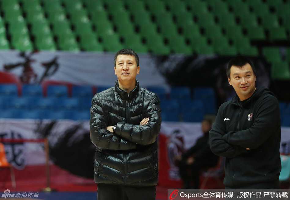 辽篮众将赛前放松,哈德森苦寻准星成唯一“烦恼” 外援哈德森在训练中格外专注,他表情严肃地持球瞄准篮筐,似乎在用高强度的投篮练习,来驱散上一场比赛中冰凉的手感带来的阴霾。