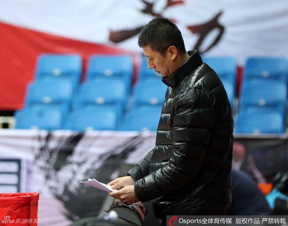 辽篮众将赛前放松,哈德森苦寻准星成唯一“烦恼” 老将杨鸣在训练中依旧身姿挺拔,他认真地进行着每一个战术跑动,举手投足间尽显昔日队长的沉稳与风范。