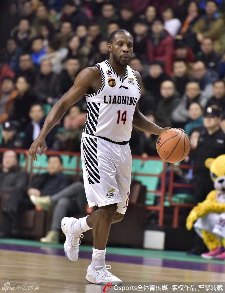 哈德森运球寻找节奏，眼神坚定随时准备干拔出手