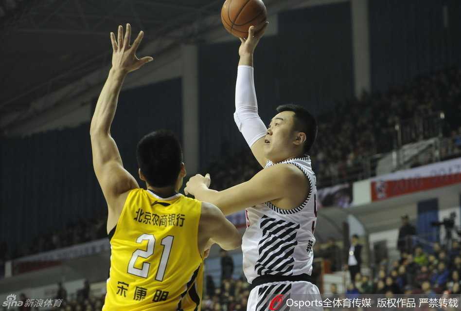 杨鸣巧妙传球穿越防守，盘活球队进攻节奏