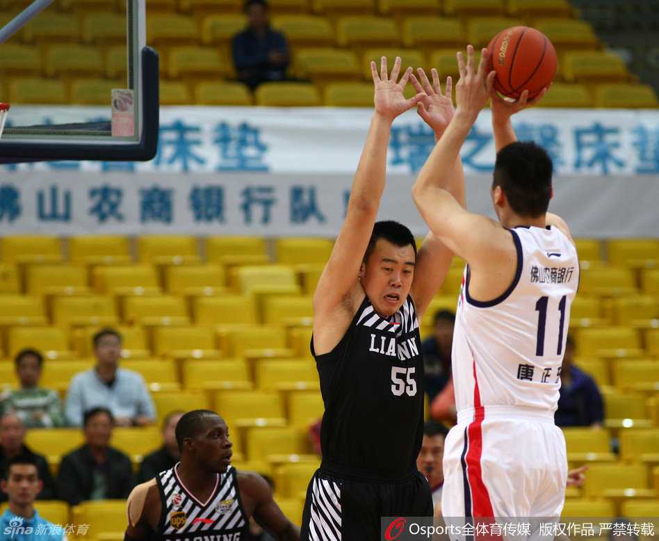 危急时刻大唐强打篮下，哈德森与韩德君形成双鬼拍门之势，合力织起一张密不透风的防守大网。