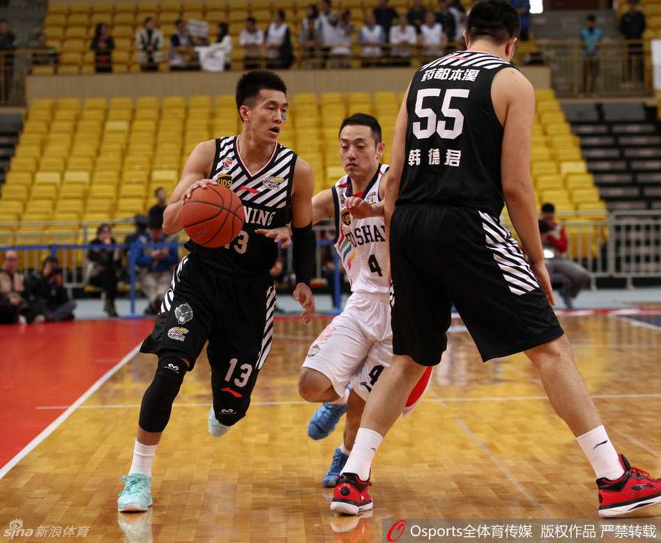 哈德森完成致命抢断后如旋风般直插腹地，轻盈跃起上演单刀赴会，上篮得手。