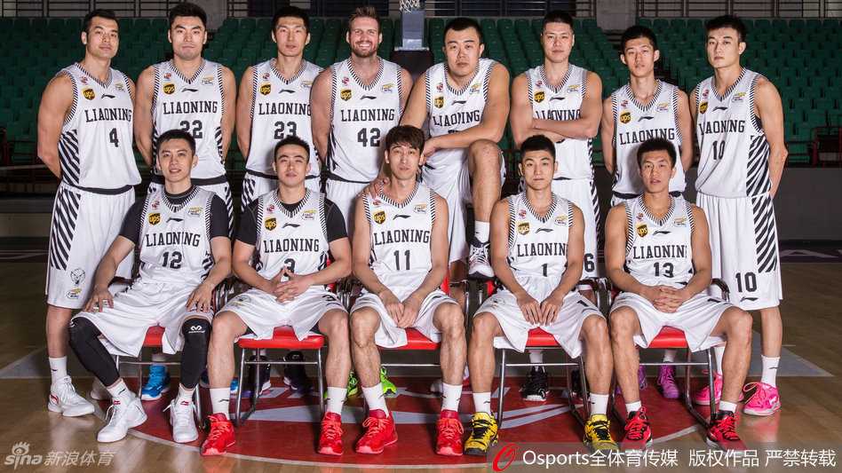 深蓝色战袍加身，辽宁男篮全体将士在镜头前凝神静气，这是一张写满坚毅与渴望的全家福，新赛季的野心在此刻定格。