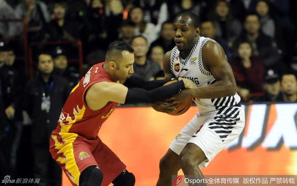 赛后辽宁众将围在一起，韩德君、哈德森等核心击掌相庆，共同享受这场团队篮球带来的胜利喜悦