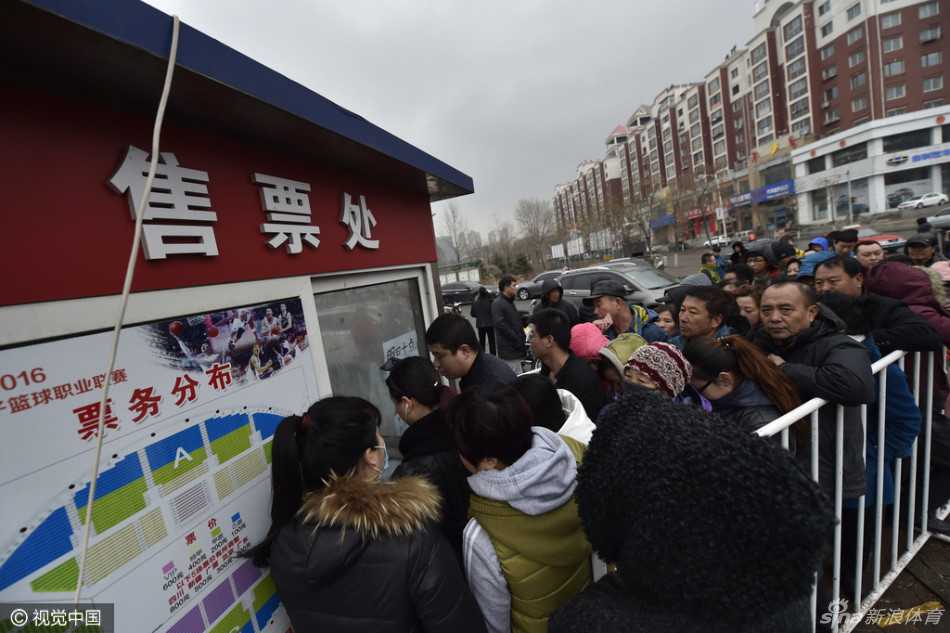 长长的队伍中，球迷们紧贴着栏杆缓慢前移，一张张年轻而执着的脸庞上写满期待，即使隔着围栏，也无法阻隔他们想要入场助威的决心。