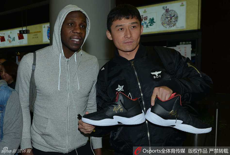 辽篮凯旋日众将暖心互动 郭艾伦杨鸣领衔答谢球迷 兰多夫低头在球迷的帽子上认真签名,用中文道谢,展现出“白魔兽”场下的细腻与温柔