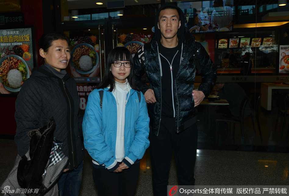 辽篮凯旋日众将暖心互动 郭艾伦杨鸣领衔答谢球迷 哈德森张开双臂与球迷击掌互动,脸上洋溢着惊喜与感动,尽显功勋外援的亲和力