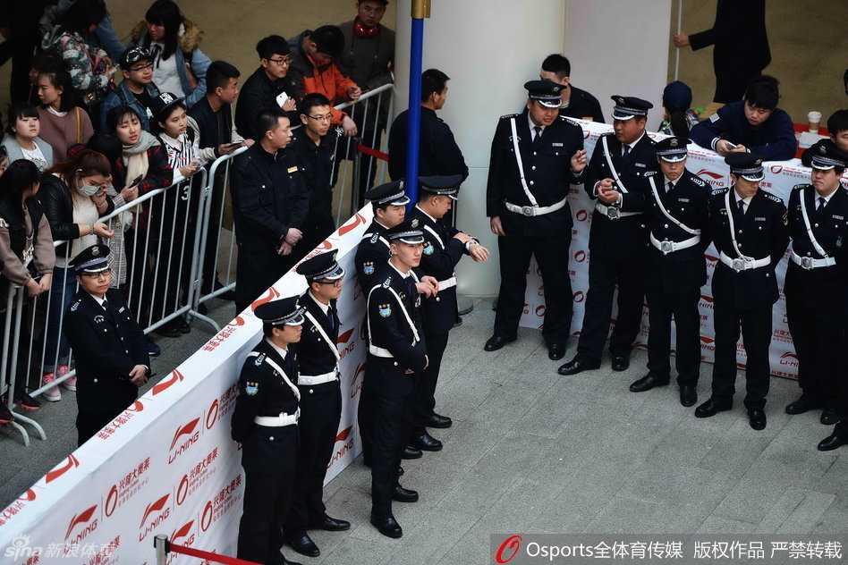 辽篮双子星人气爆棚 郭艾伦杨鸣引爆球迷热情 场馆外安保人员手拉手组成人墙,全力维持秩序,背景是热情等待的辽宁球迷