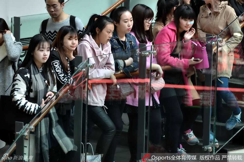 辽篮双子星人气爆棚 郭艾伦杨鸣引爆球迷热情 里约奥运会开幕式上,郭艾伦随性地盘腿坐在地上,展现出率真可爱的性格