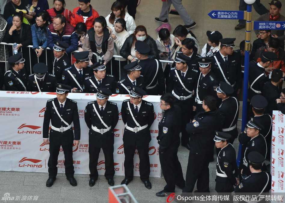 辽篮双子星人气爆棚 郭艾伦杨鸣引爆球迷热情 杨鸣被一位热情的女球迷拉住请求合影,表情带着一丝无奈与腼腆