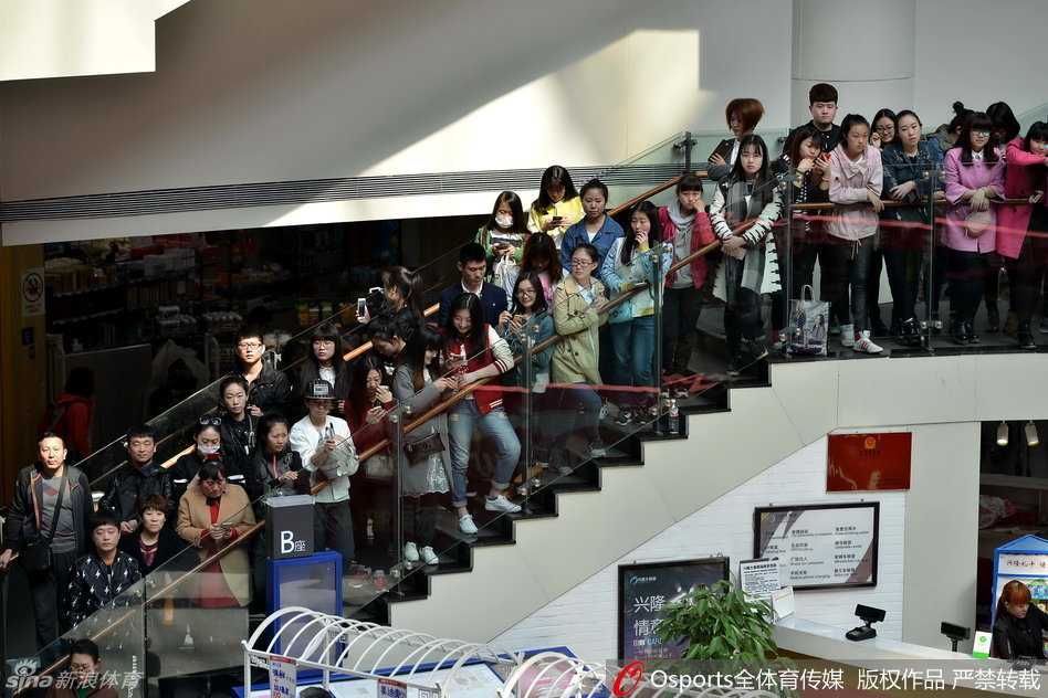 辽篮双子星人气爆棚 郭艾伦杨鸣引爆球迷热情 郭艾伦对着镜头做出搞怪姿势,表情俏皮,展现出他幽默风趣的一面