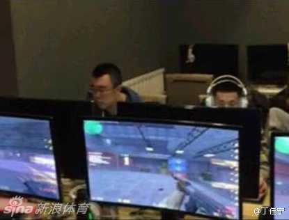 辽篮双星网吧激战CS,韩德君与郭艾伦的兄弟情赛场内外皆火热 在烟雾缭绕的网吧一角,郭艾伦眉头微蹙,指尖在键盘上飞舞,正与身边的刘志轩低声密谋着反恐精英的进攻战术,身后的替补队友看得津津有味。