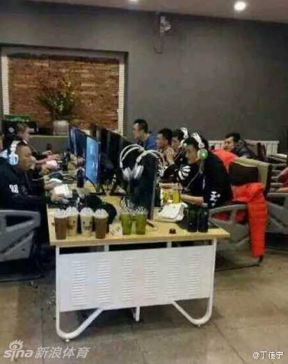 辽篮双星网吧激战CS,韩德君与郭艾伦的兄弟情赛场内外皆火热 郭艾伦在微博上晒出与大韩的搞怪合照,并配上调皮的文字,大韩则在评论区佯装生气地回复,两人的网络互动也充满了生活的烟火气。