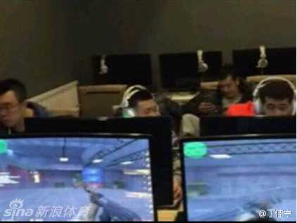 辽篮双星网吧激战CS,韩德君与郭艾伦的兄弟情赛场内外皆火热 酒店房间里,顽皮的郭艾伦从背后一把抱住正在看手机的韩德君,巨大的体型差形成了一幅充满喜感的画面,大韩脸上露出无奈又宠溺的微笑。