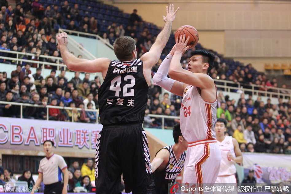 贺天举在三分线外一步接球就起，面对八一队扑防球员，出手弧线完美应声入网