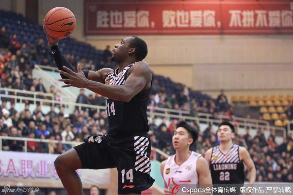 兰多夫与许钟豪在篮下展开激烈卡位战，两人肌肉紧绷互不相让，争夺进攻篮板球的第一落点