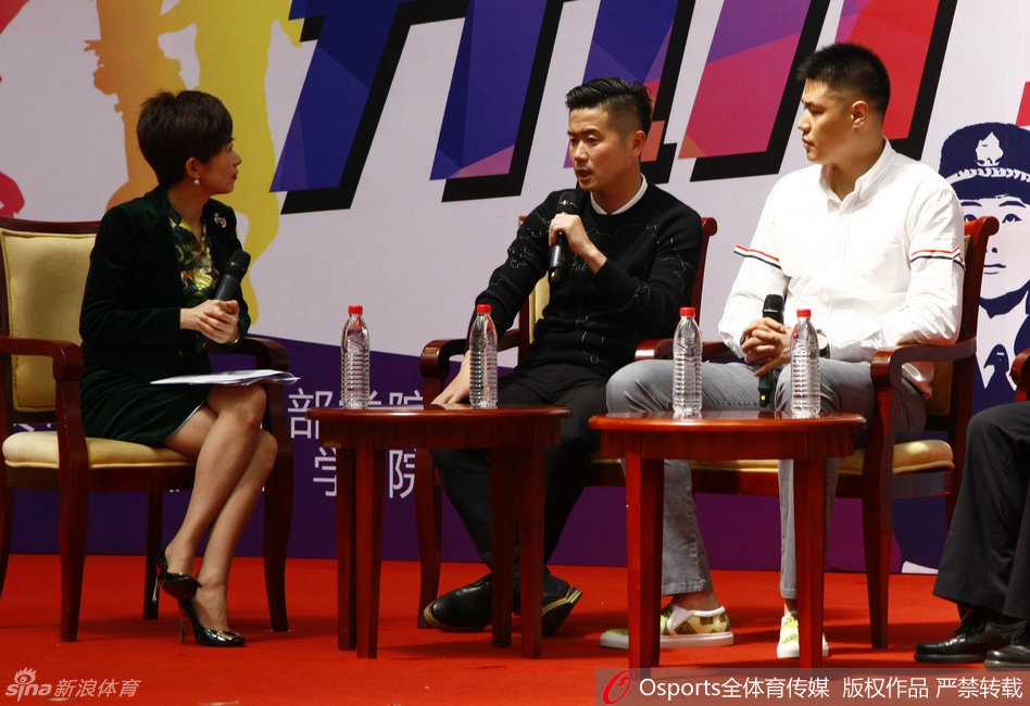 辽篮名宿贺天举与足球旗帜肇俊哲跨界同框,温情互动点亮公益之路 贺天举与身穿制服的学警们亲切合影,高大身材在人群中格外醒目,现场气氛活跃。