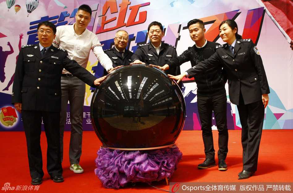 辽篮名宿贺天举与足球旗帜肇俊哲跨界同框,温情互动点亮公益之路 肇俊哲与贺天举并肩而立,共同手持公益活动纪念品,两人相谈甚欢,神情轻松。