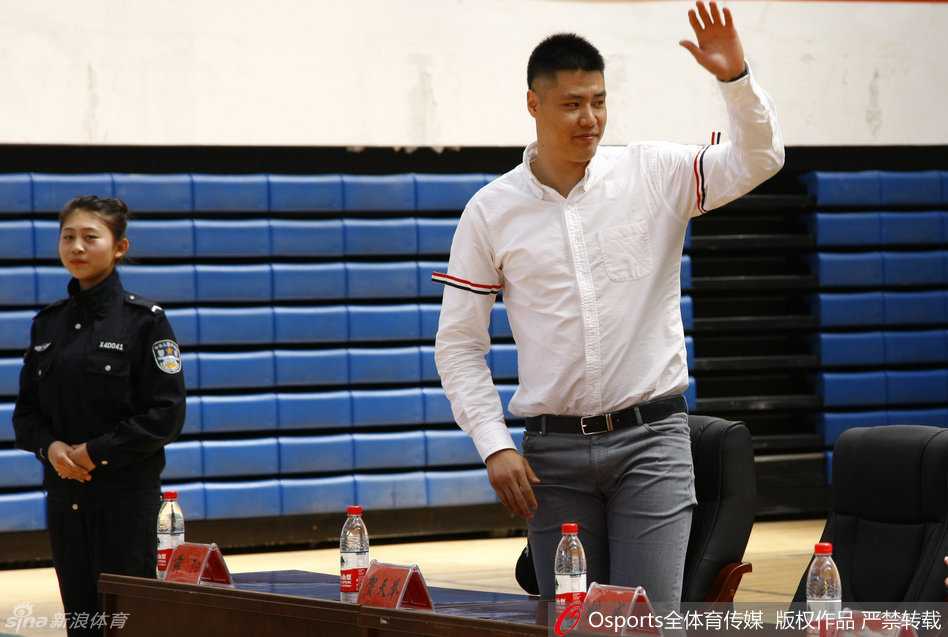 辽篮名宿贺天举与足球旗帜肇俊哲跨界同框,温情互动点亮公益之路 贺天举面带微笑,向在场的学警和球迷热情挥手,举手投足间尽显亲和力。