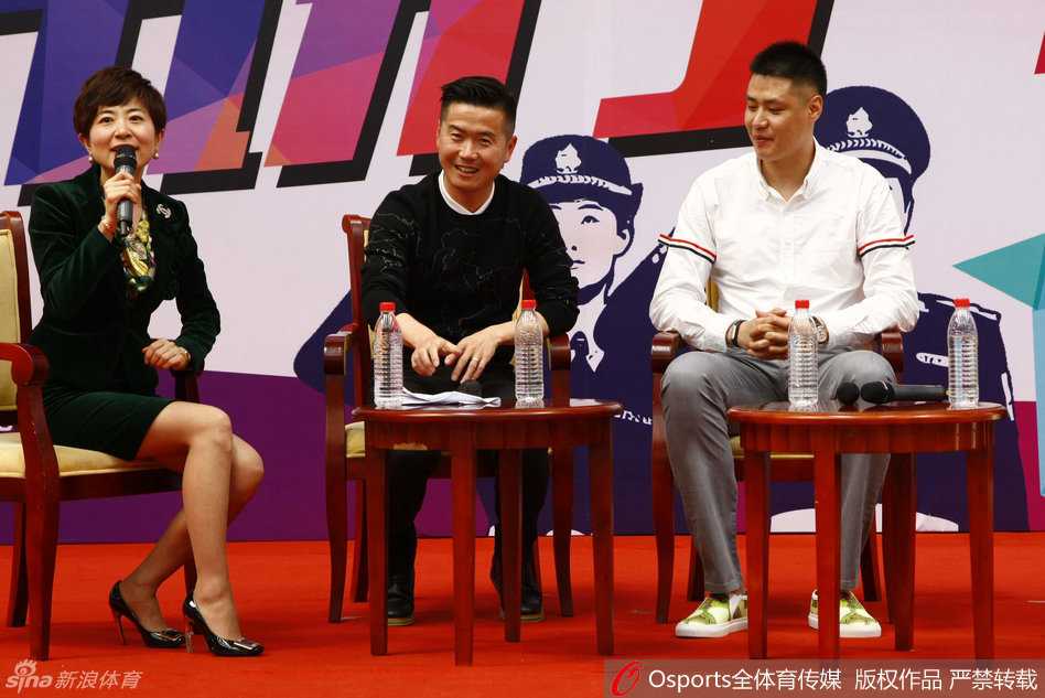 辽篮名宿贺天举与足球旗帜肇俊哲跨界同框,温情互动点亮公益之路 肇俊哲与贺天举在背景板前留下珍贵合影,两人笑容灿烂,象征着辽宁两大球的传承与交融。