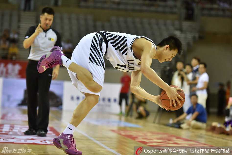 丛明晨外线果断出手三分，皮球划出完美弧线直钻网窝