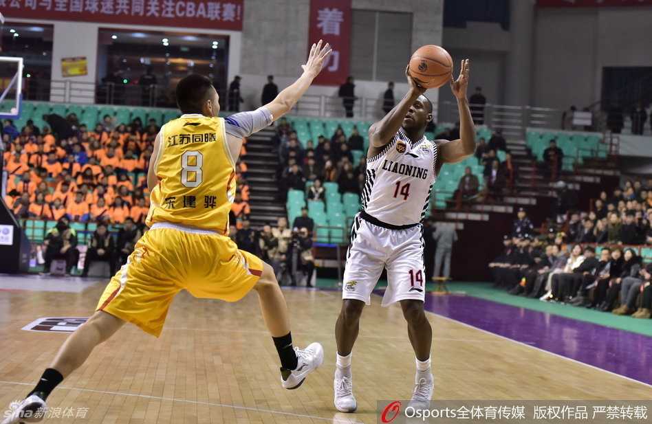 辽篮四外援合体爆发 郭艾伦韩德君联手导演本溪大捷 韩德君与郭艾伦完成精妙空中接力,大韩双手挂筐,地动山摇,眼神中满是对战友的信任与霸气。