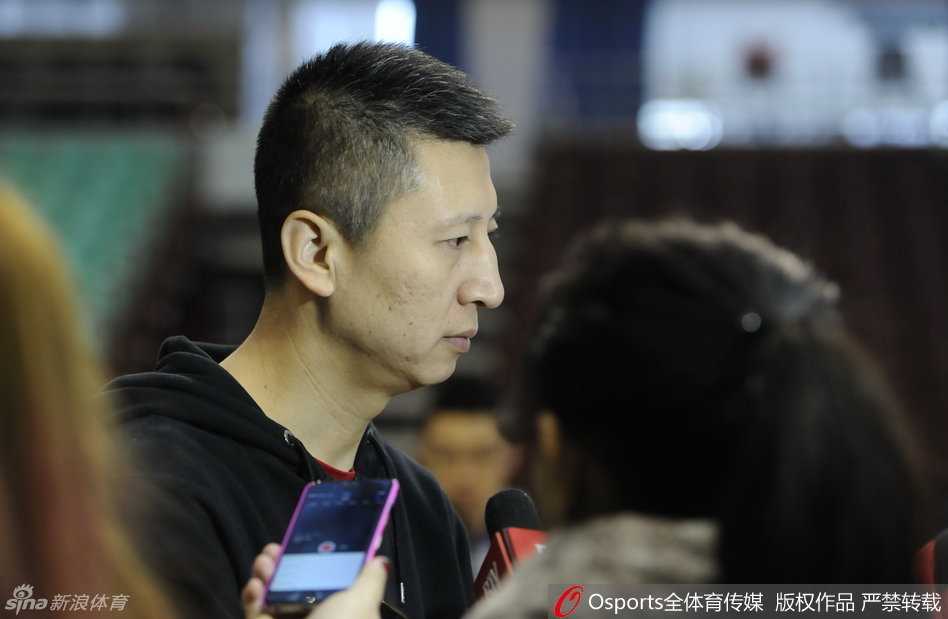 辽篮备战京辽大战:郭艾伦伤愈开怀大笑 杨鸣搞怪抢镜 李晓旭在底角冷静出手,篮球划出完美弧线,这位内线悍将的稳定中投,将是辽宁队拉开进攻空间的重要棋子。