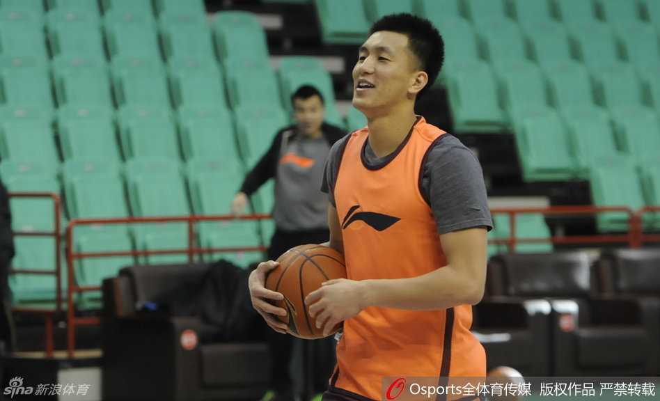 辽篮备战京辽大战:郭艾伦伤愈开怀大笑 杨鸣搞怪抢镜 核心后卫郭艾伦脸部伤痕已然痊愈,在训练间隙与队友毫无顾忌地放声大笑,眼神中透露出重返赛场的兴奋与自信。