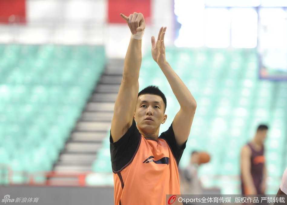 辽篮备战季后赛:叔侄同心书写冠军序章,那些年我们一起追的“惹不起” 年轻的丛明晨在训练中高高跃起,完成一次舒展的双手暴扣,他的眼神里充满了初生牛犊不怕虎的锐气,仿佛要用这记扣篮叩开季后赛的大门。