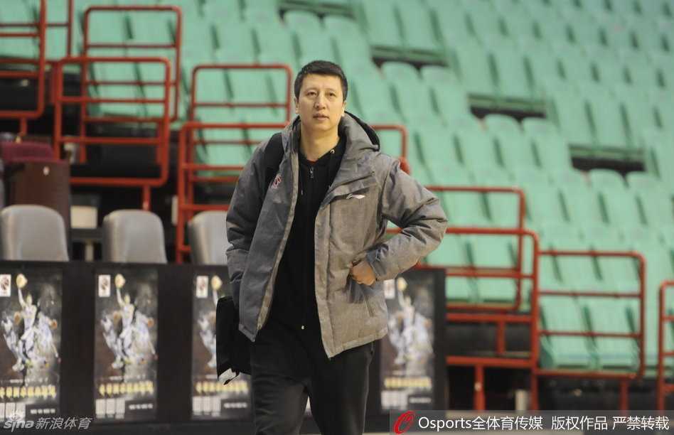 辽篮备战季后赛:叔侄同心书写冠军序章,那些年我们一起追的“惹不起” 刘志轩在训练结束后坐在场边,左肩敷着厚厚的冰袋,神情平静中带着一丝疲惫,白色的毛巾搭在膝盖上,见证了他在攻防两端不惜体力的奔跑与付出。