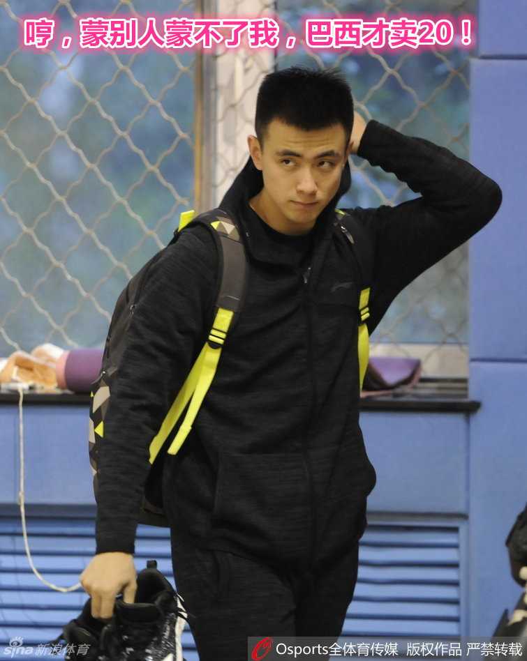 辽篮备战新赛季小剧场归来,大侄子秀手机壳引爆笑日常 赵继伟面带急切与好奇,三步并作两步小跑赶来,眼神牢牢锁定郭艾伦手中的手机壳,似乎生怕错过了更衣室里的最新潮流动态。