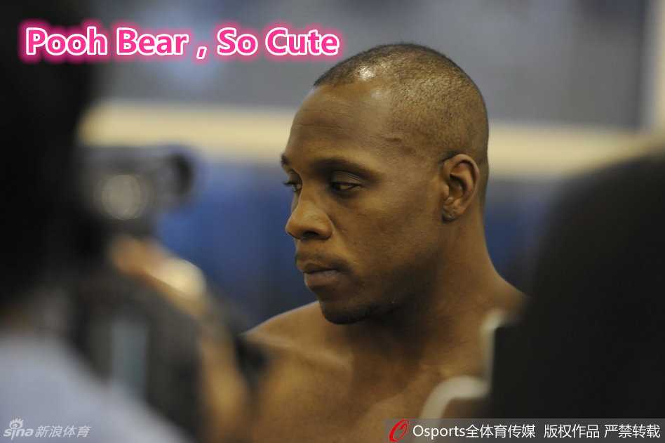 辽篮备战新赛季小剧场归来,大侄子秀手机壳引爆笑日常 哈德森面对镜头神情专注认真,双手比划着回答记者提问,眼神坚定,展现出作为球队核心在备战期的职业态度与担当。