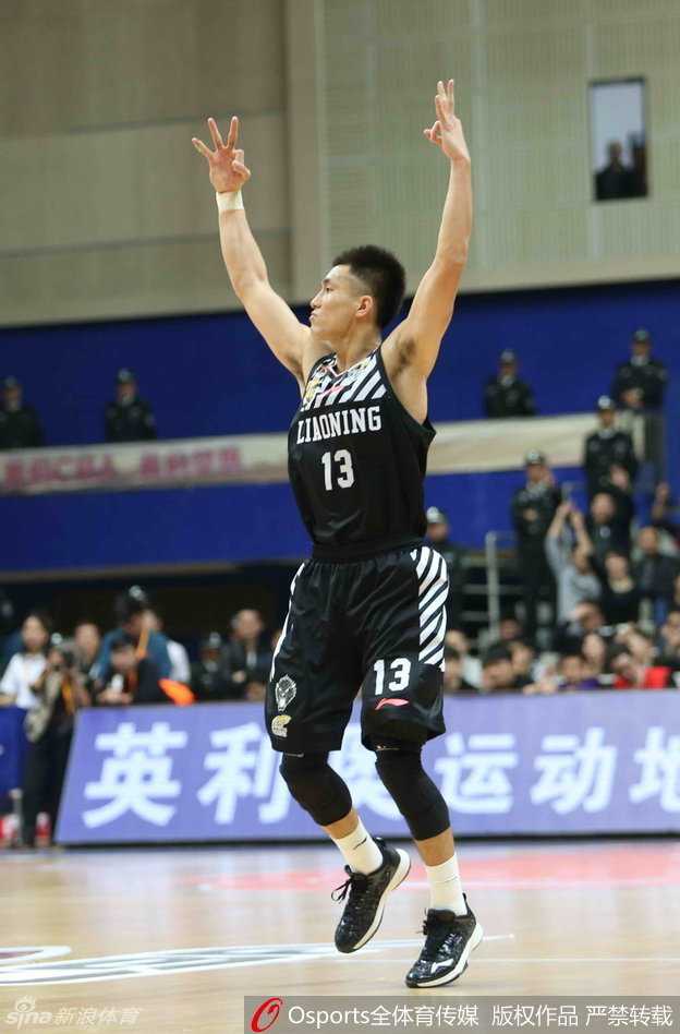 韩德君无视防守人，高高跃起完成势大力沉的单手劈扣，这一刻他犹如巨灵神下凡，展现了内线绝对的统治力。