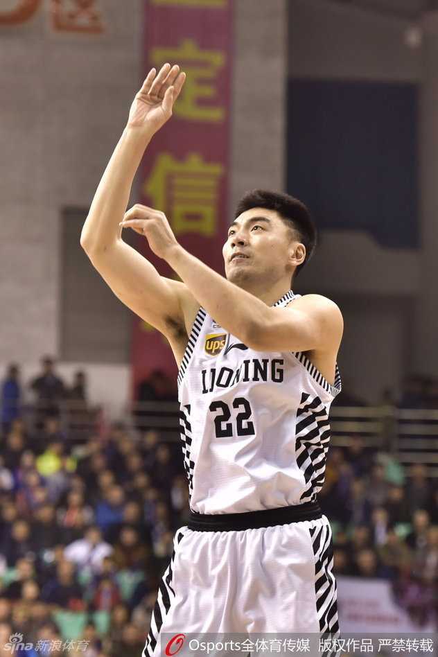 兰多夫持球强行突破新疆队的防线，他用身体扛开古德洛克，强行上篮，展现出强悍的冲击力