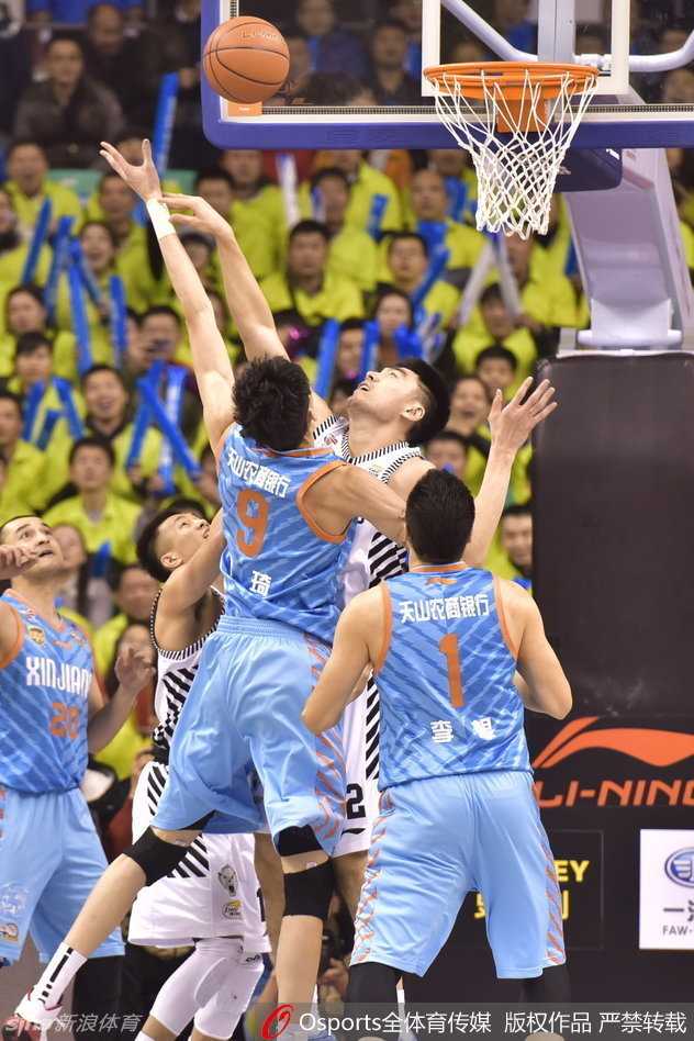 哈德森在突破中突然将球从背后隐蔽地传给跟进的队友，这一精妙的传球撕裂了新疆队的防守，成为辽宁队进攻流畅的缩影