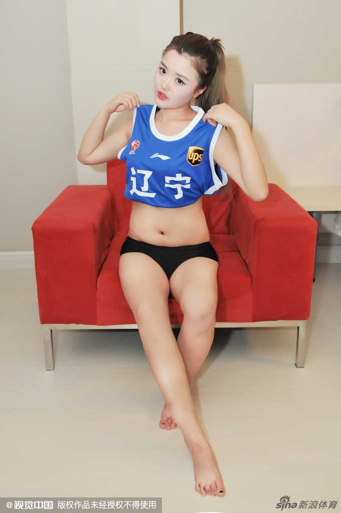 表演落幕，宝贝们向观众致意，脸上带着些许汗珠却依然神采奕奕，她们用敬业精神赢得了全场的掌声与喝彩。